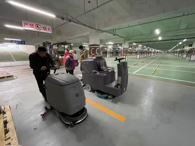 采用電池式全自動(dòng)洗地機(jī)，易于清潔消毒，節(jié)省時(shí)間和人工成本！